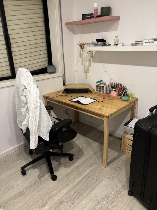 Cama, colchão e mesa