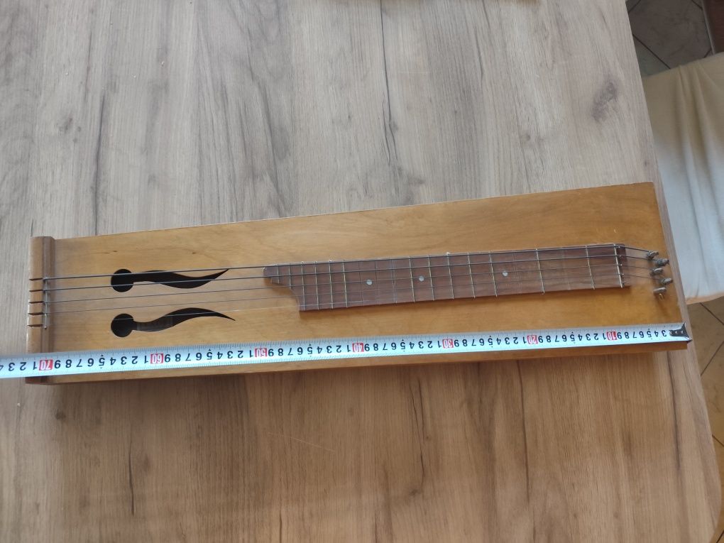 Ludowy instrument strunowy - kantela / lap steel