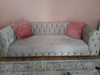 Sofá Chesterfield com pouco uso.