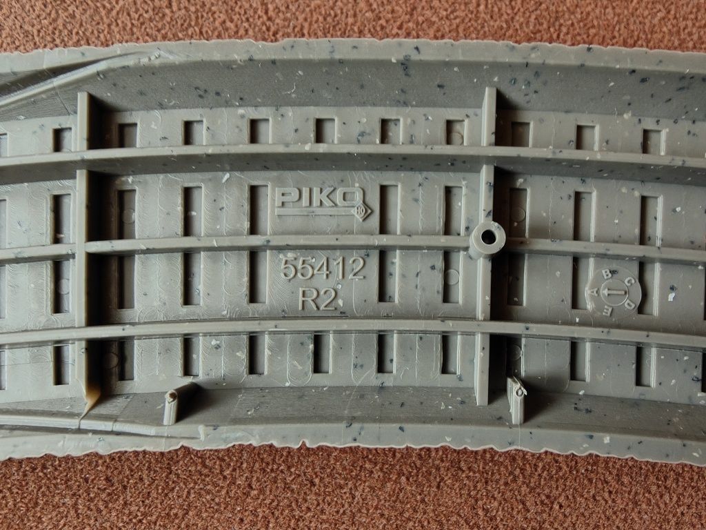 Nowe tory łuki R2 Piko 55412 na podkładzie, 12 sztuk, okrąg