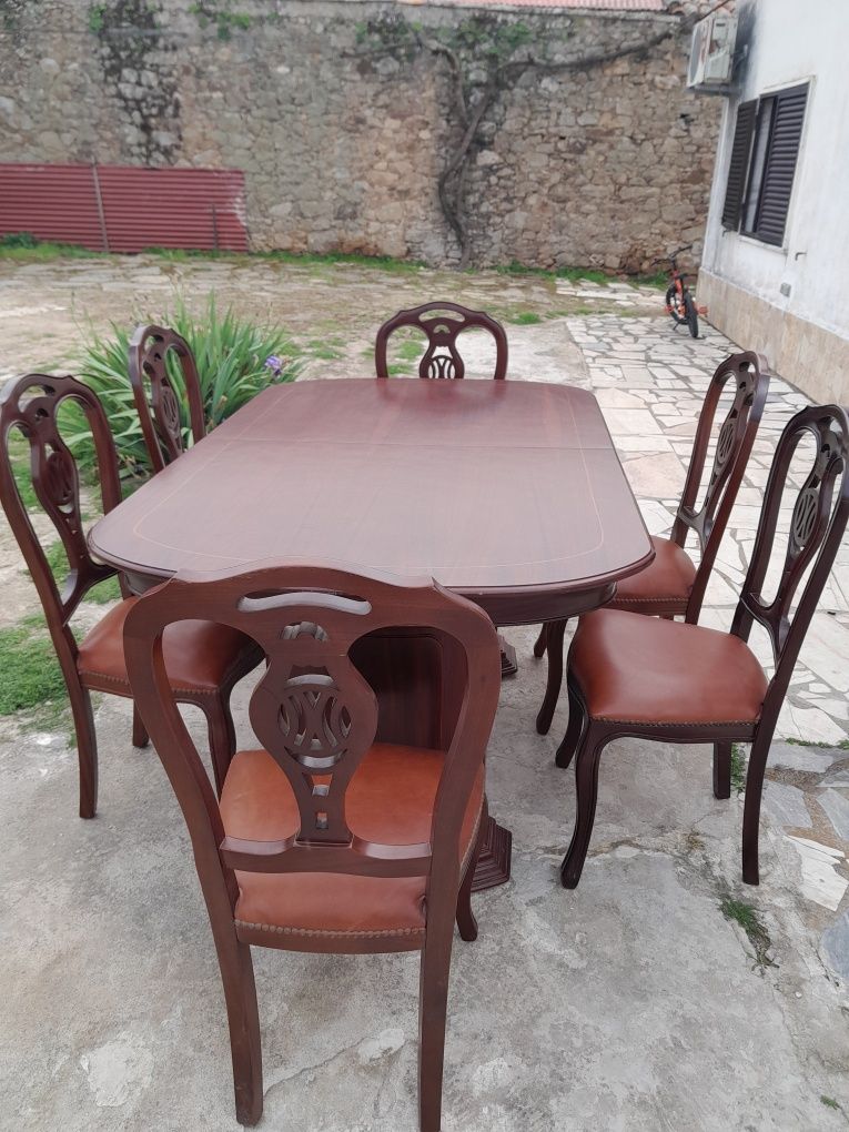 Mesa de jantar extensivel com 6 cadeiras em pele.