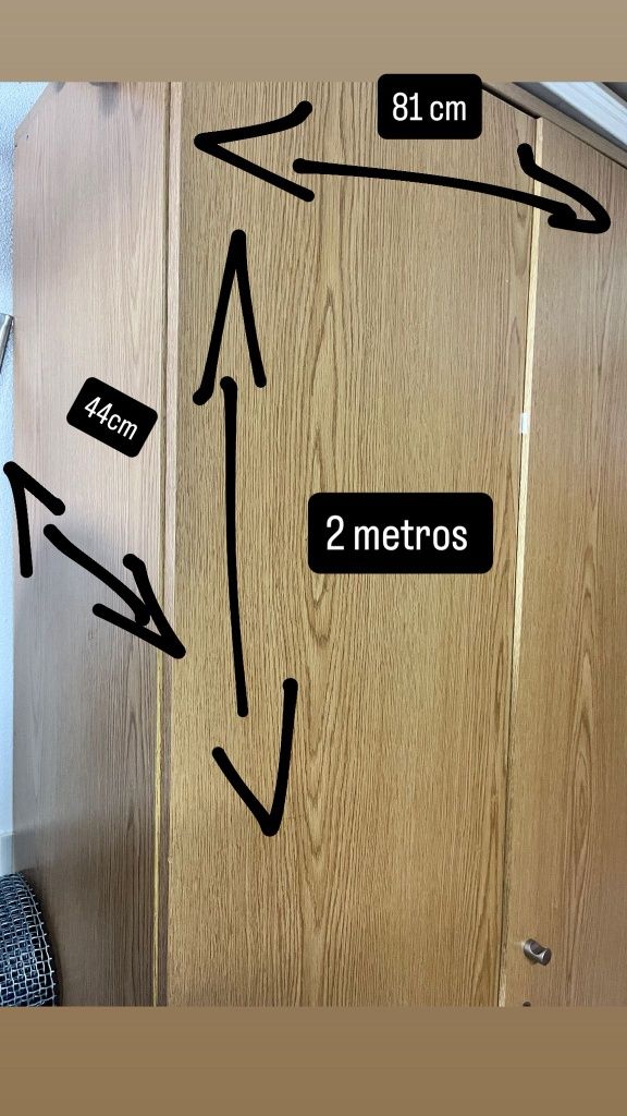 Armários com parteleiras