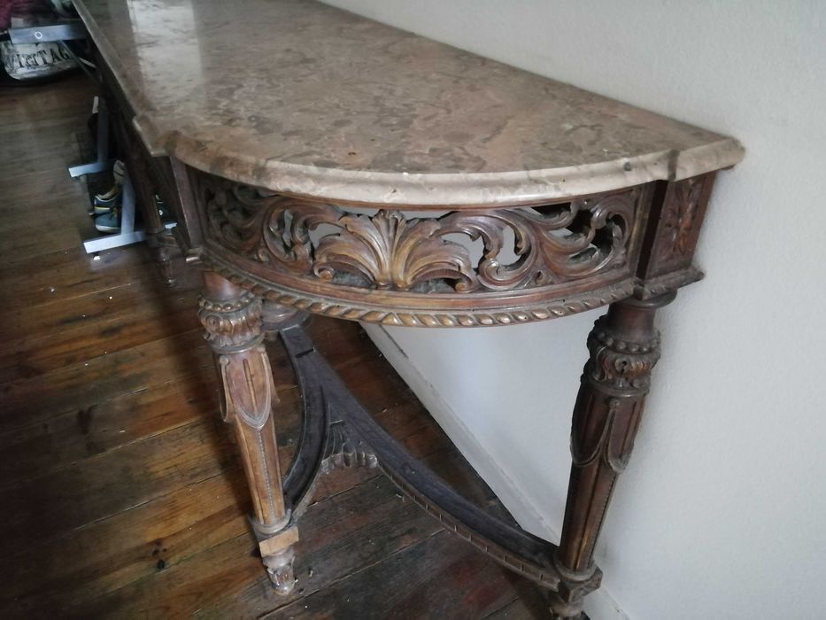 Consola Antiga com Tampo de Mármore – Peça Única e Elegante