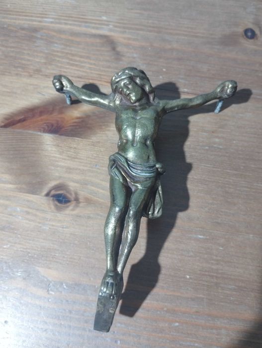 Artigos/Esculturas religiosas em madeira e Cristo em cobre/latão