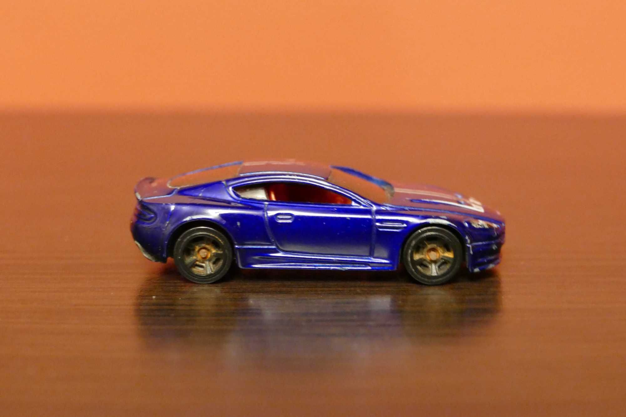 Hot Wheels autko "Resorak" Aston Martin DBS 2010