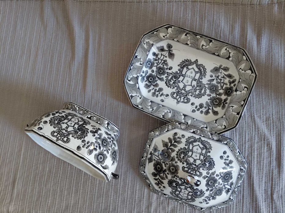 Terrina de faiança com prato e tampa