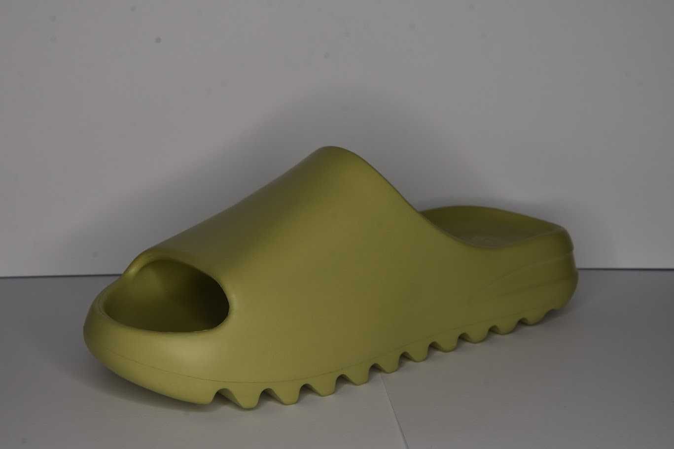 Yeezy Slide Resin r.42 2/3