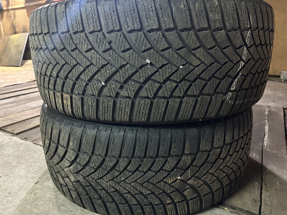 Продам хорошу резину 235/45 R18