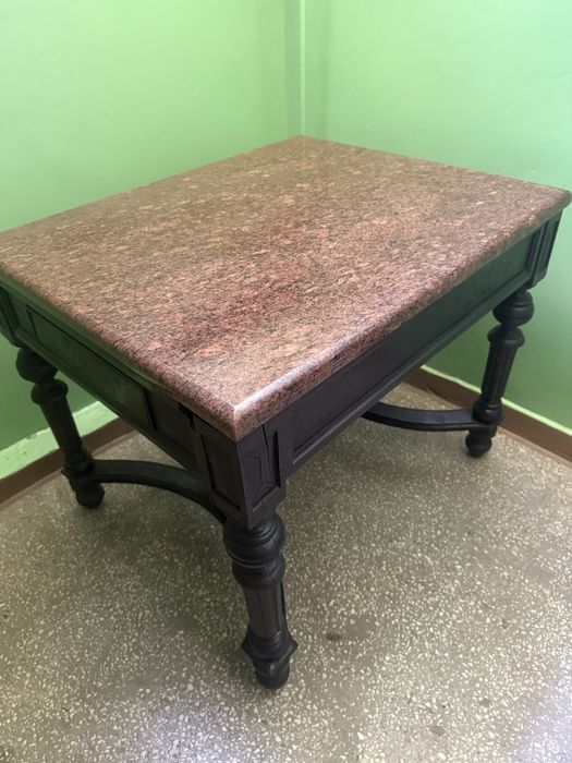 Antyczny stół z XVII wieku