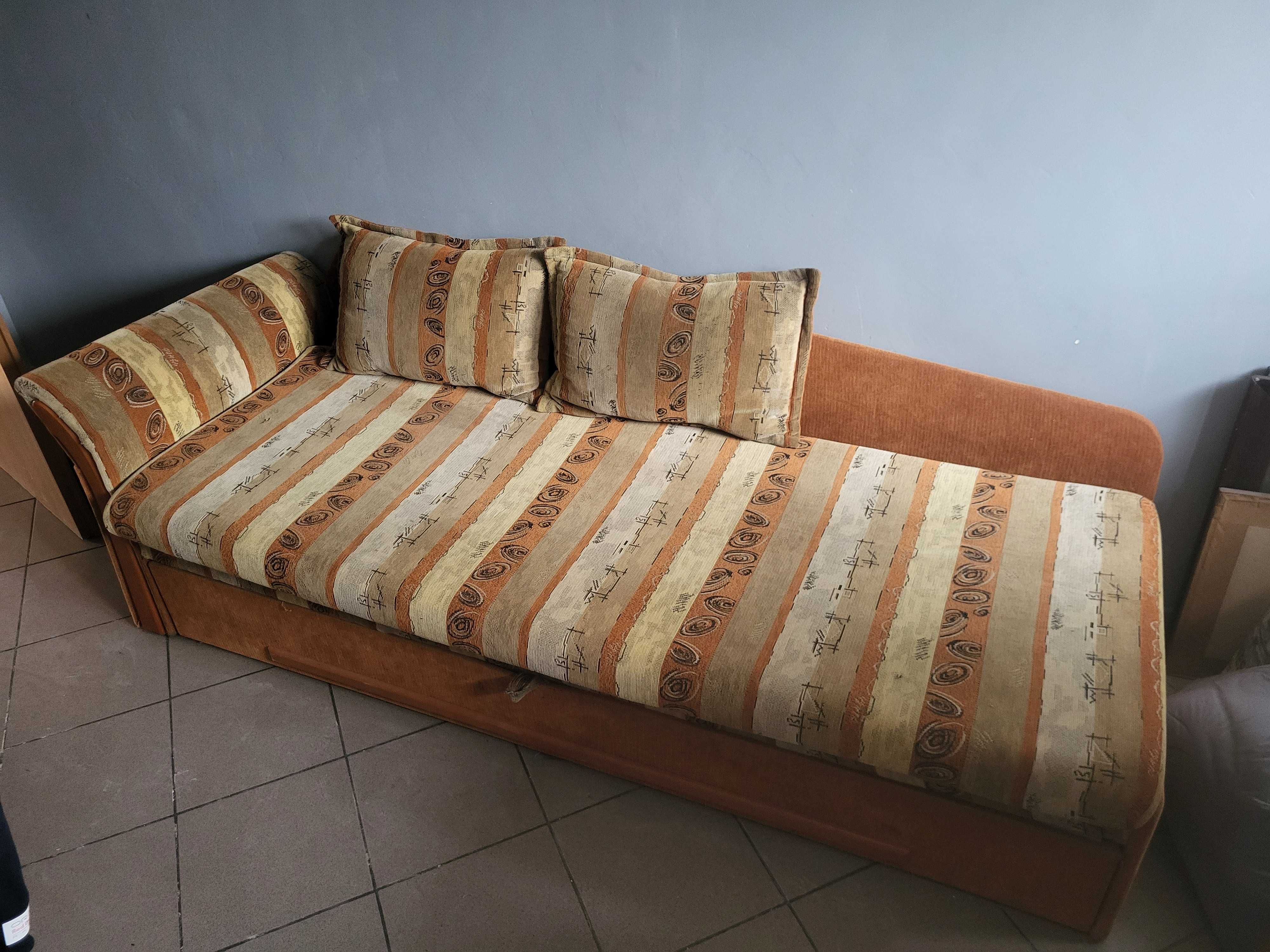 Rozkładana sofa z pojemnikiem na pościel