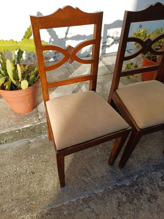 mesa e cadeiras bege