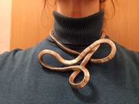 Colar cobra (snake necklace), maleável, de tom prateado