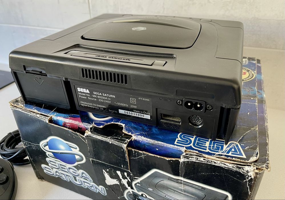 Sega Saturn — Consola Retro (com caixa original)