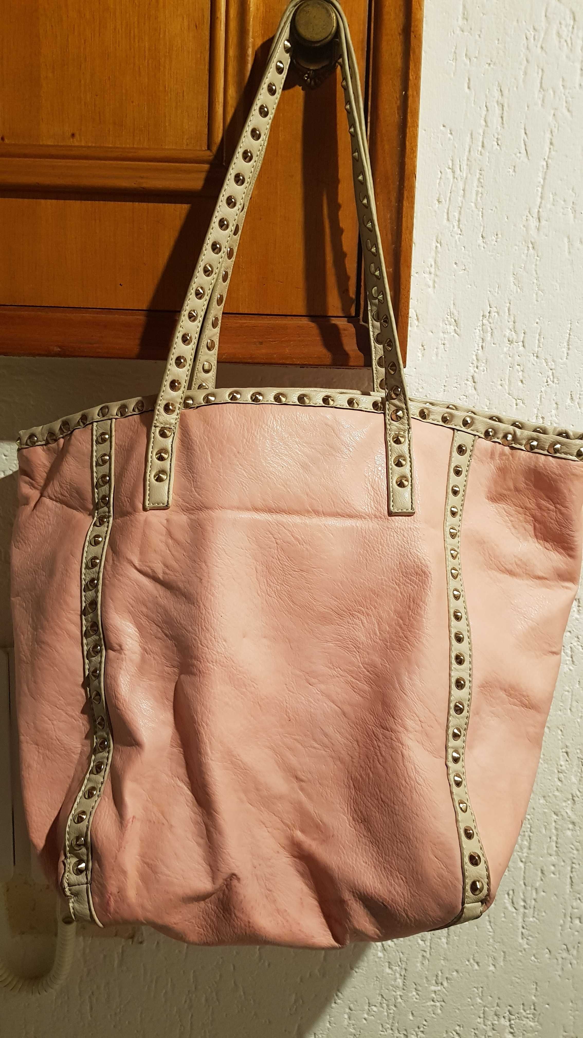 Saco / Mala cor de rosa com apliques Toda forrada. Varios bolsos.