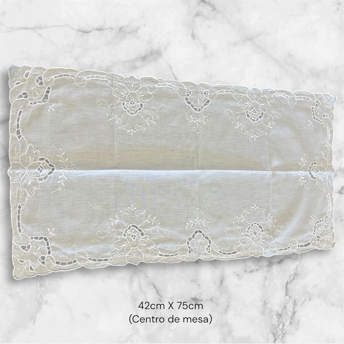 Toalha de linho branca bordada, napron e 12 guardanapos