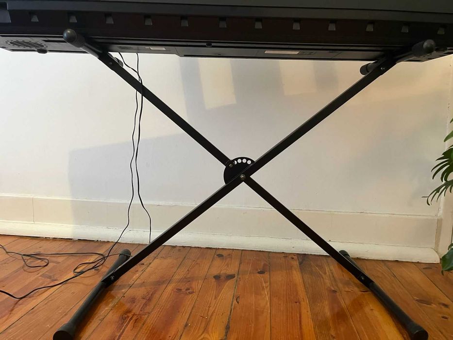 Piano Digital Yamaha P-45B + Suportes para Piano e Partituras