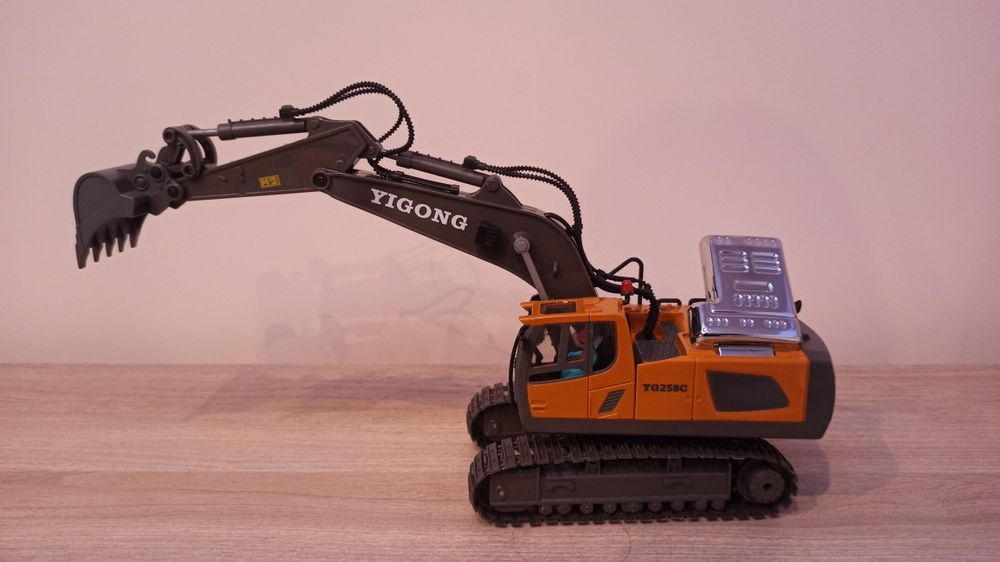 Koparka RC zdalnie sterowana gasienice 2.4G na pilota +6