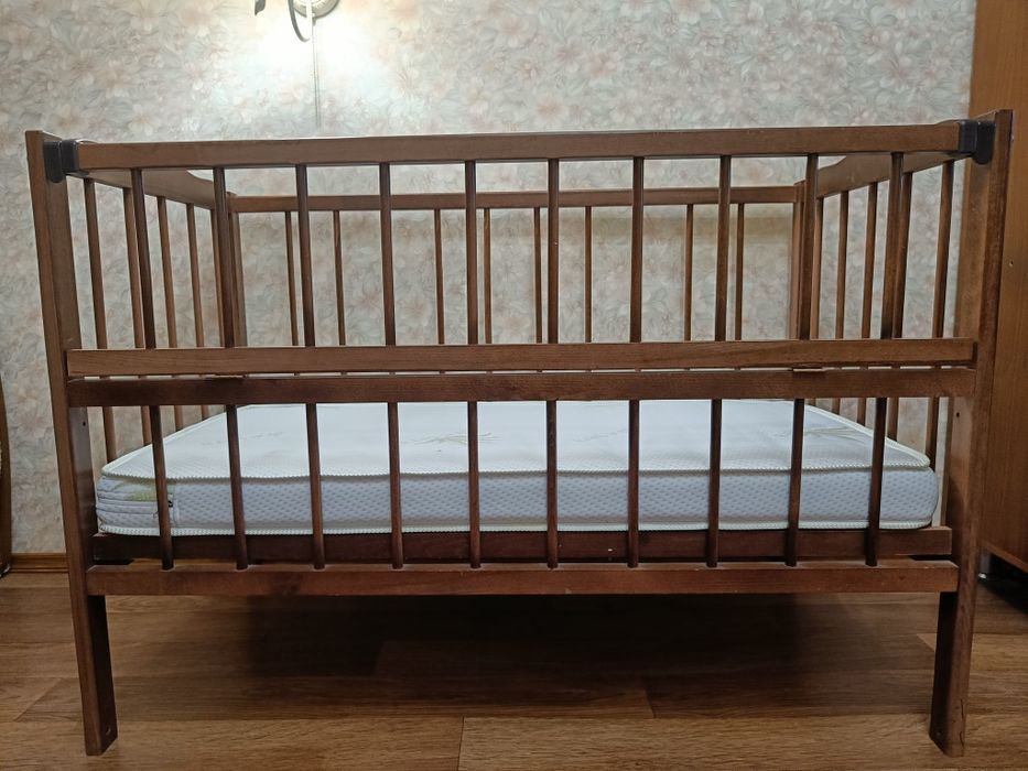 Дитяче ліжечко з маятником