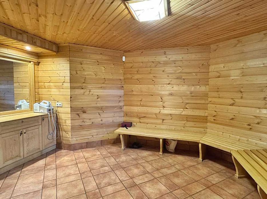 Будинок з ремонтом, гаражем, сауною та басейном. Центральний Парк.