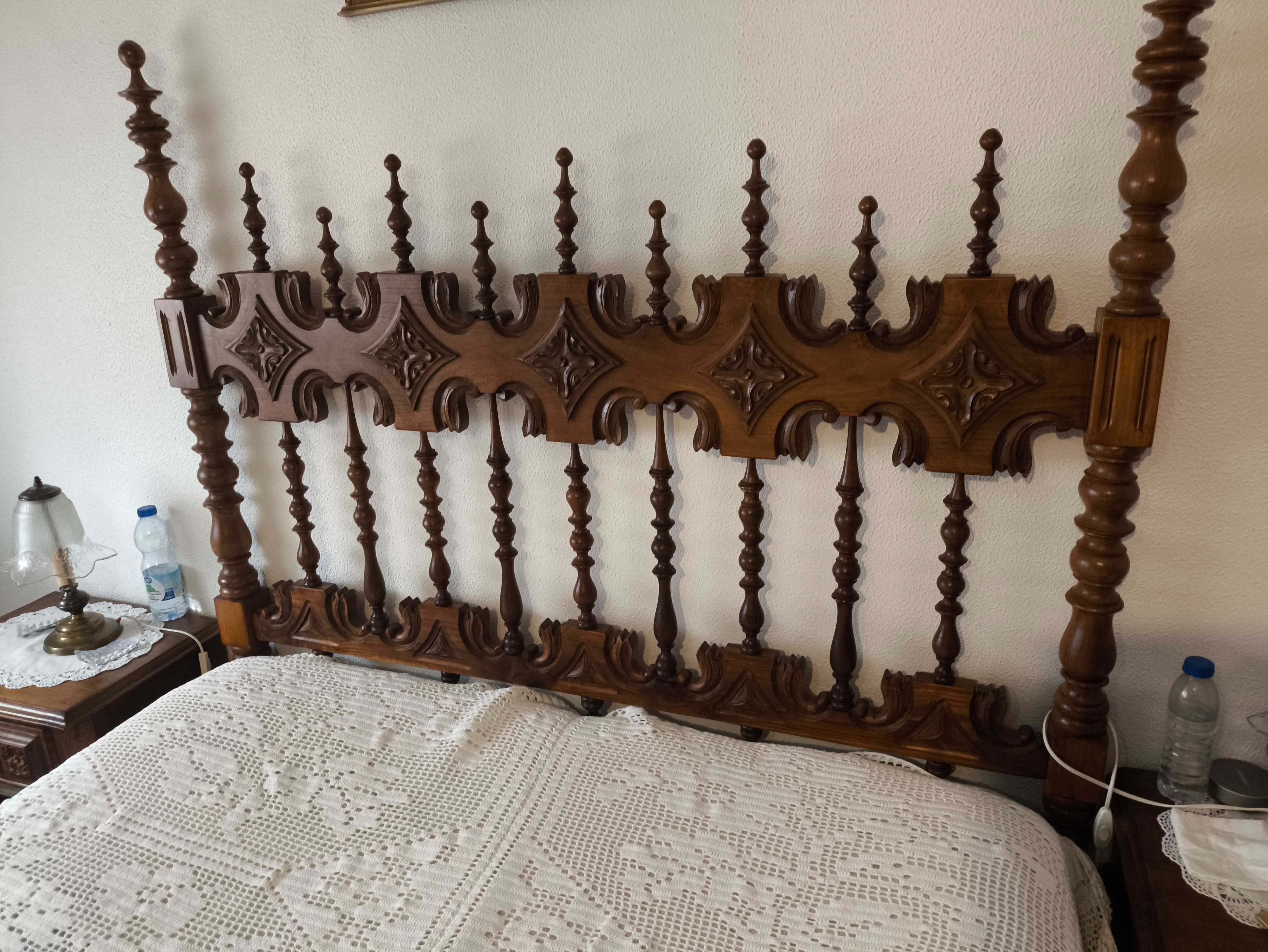 Quarto completo com armário em castanho