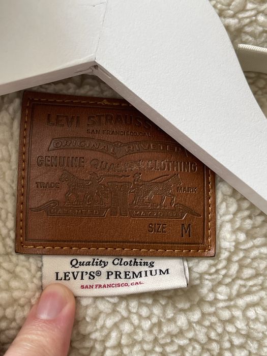 Продам жіночу джинсову куртку(шерпа) Levis