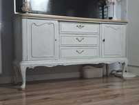 Biała komoda na giętych nogach pod telewizor vintage shabby chic