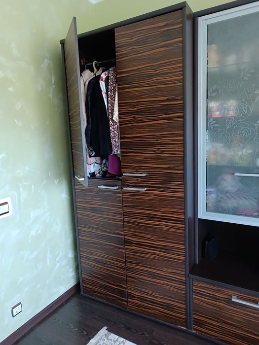 Стінка у вітальню або спальню в ідеальному стані