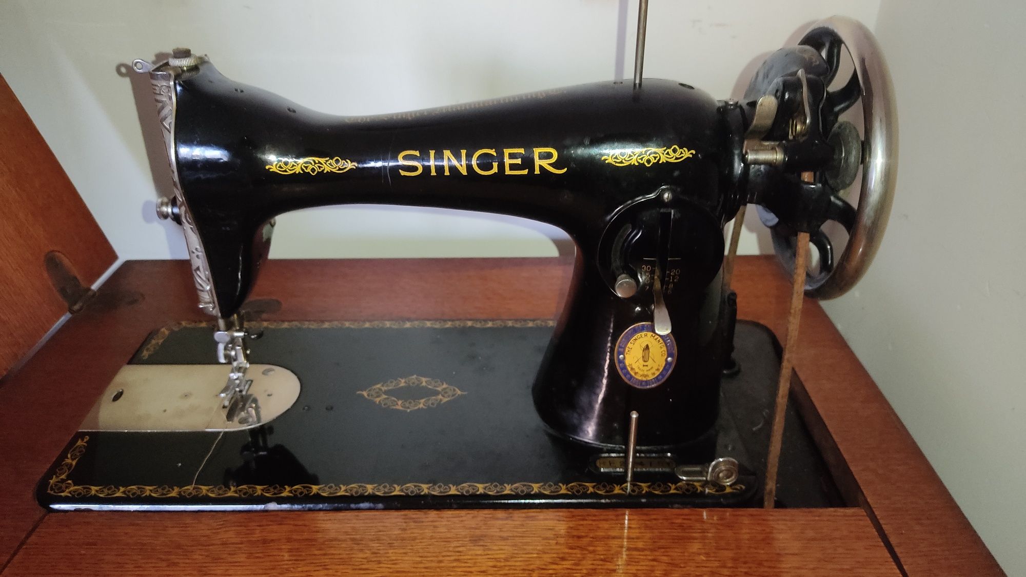 Máquina de costura Singer, muito antiga, com móvel.