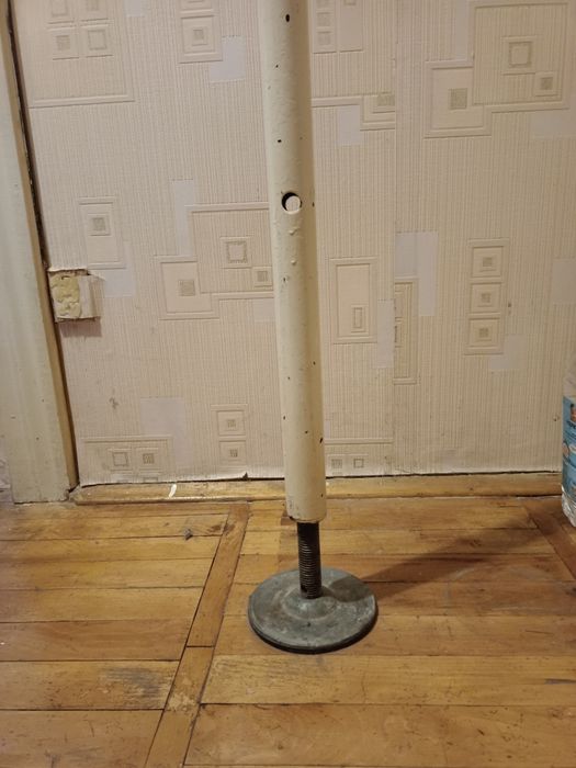 Турнік (щоб не свірдлити стіни)