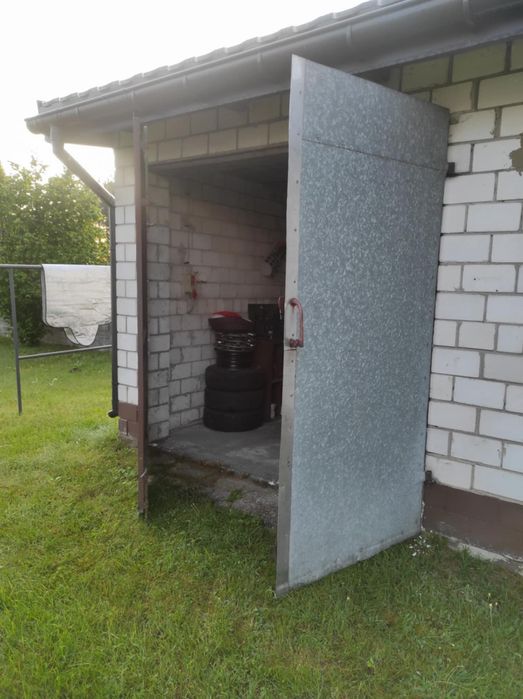 Brama zdemontowana z garażu