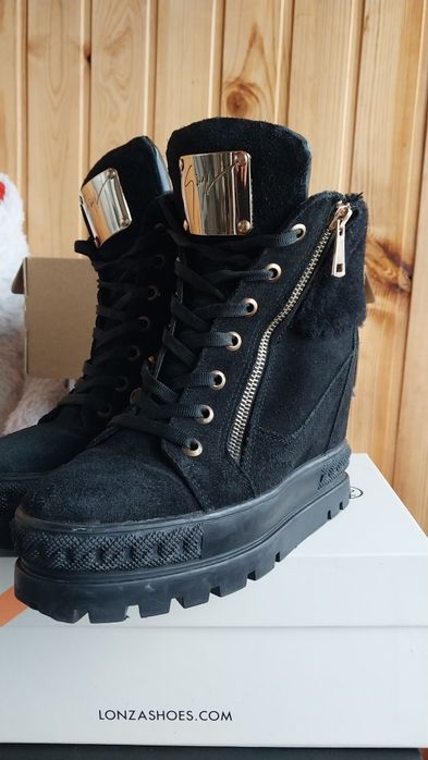 Продам женские зимние кожаные ботинки на танкетке Lonza