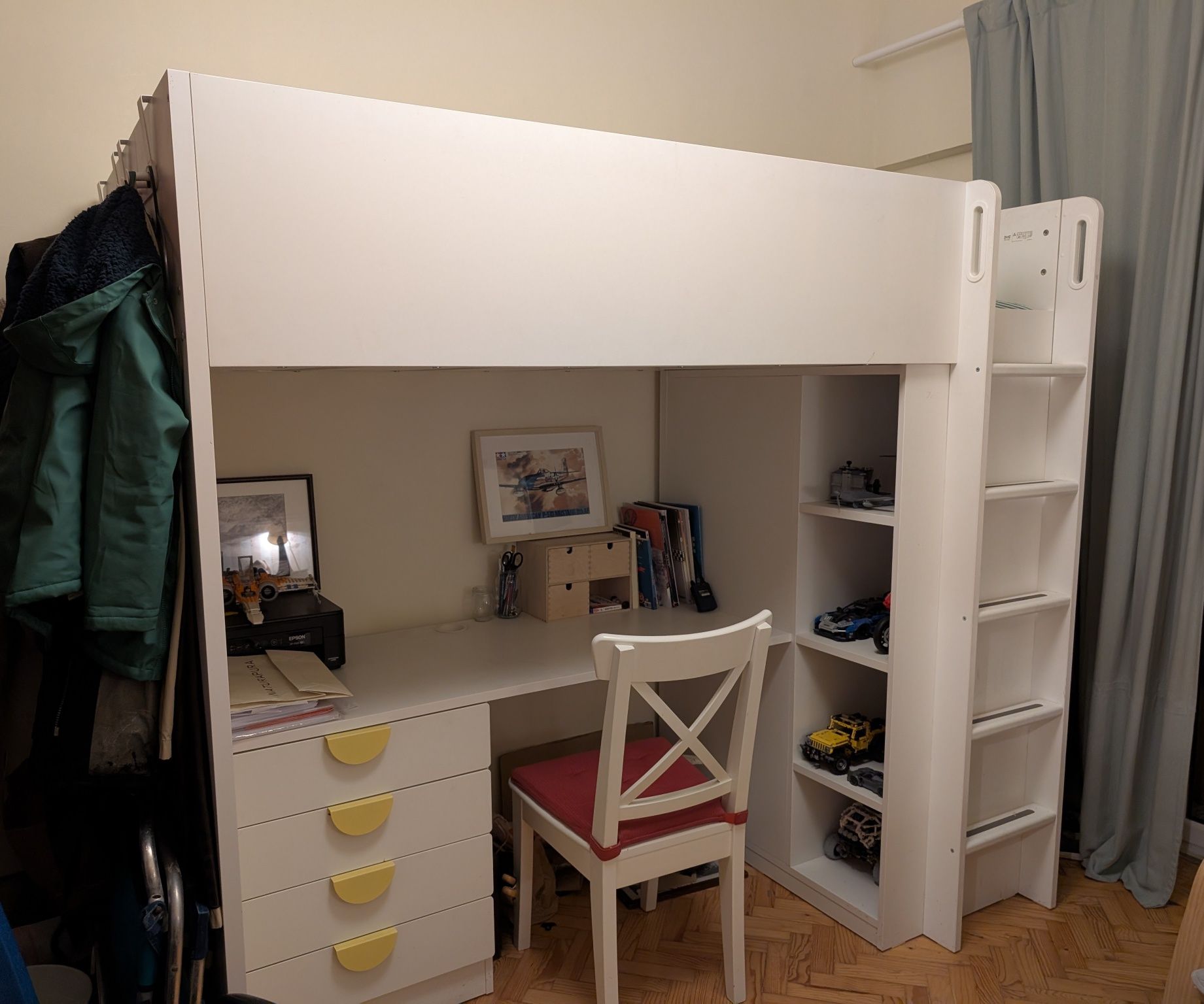 Cama alta Ikea com secretária, gavetas e roupeiro.