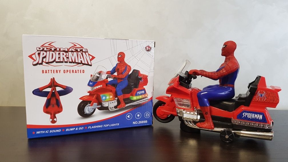 Супергерой на мотоцикле: Халк,Спайдермен,Капитан Америка,Бетмен.