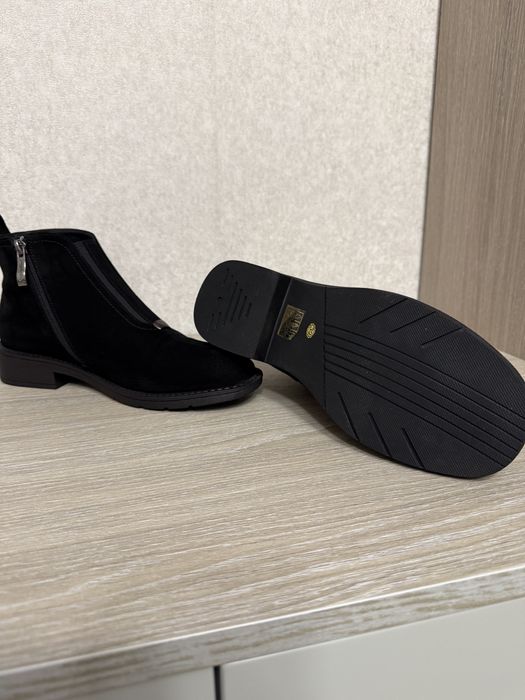 Продам женские замшевые ботинки