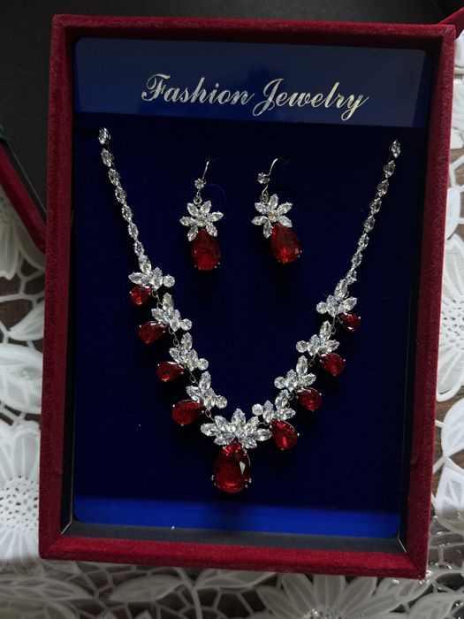 Підвіска та сережки з червоними камнями