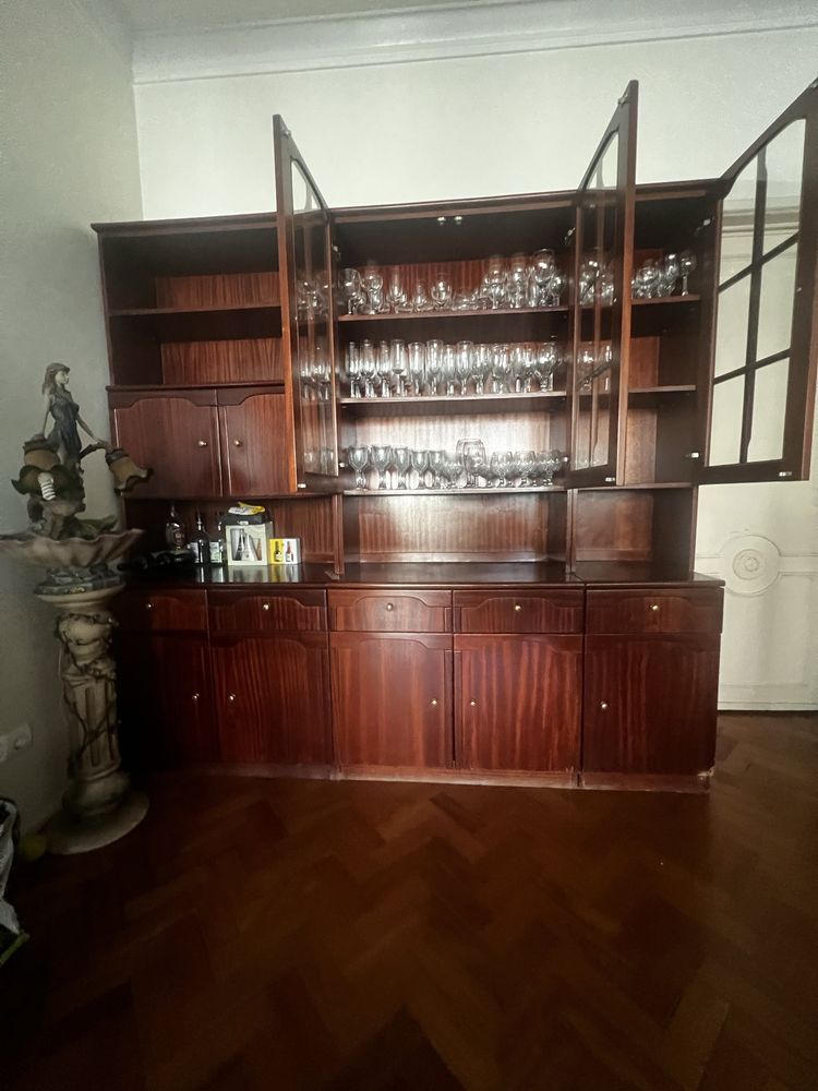 Móvel de sala com copos incluídos – 100€