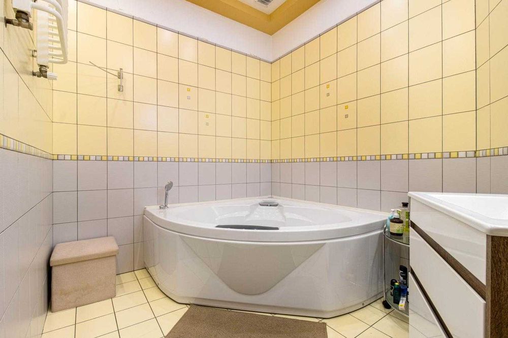 Продаж , 3 кімнатна,  квартира. Єфремова 13