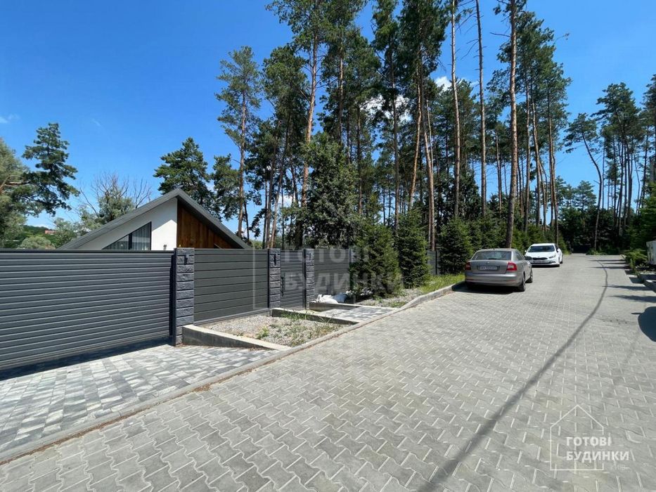 Сучасний будинок серед соснового лісу в КМ Нова Ходосівка