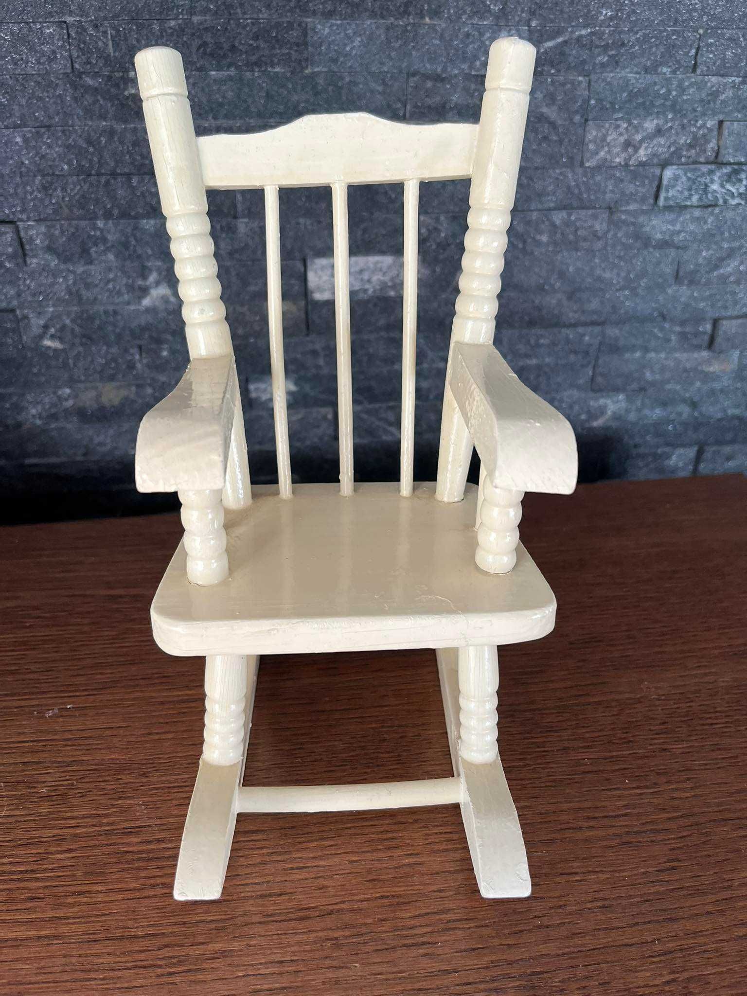 Drewniany stary fotel na biegunach krzesło dla lalek