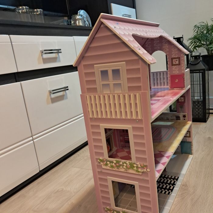 Sprzedam duży drewniany  domek,  gratis lalka