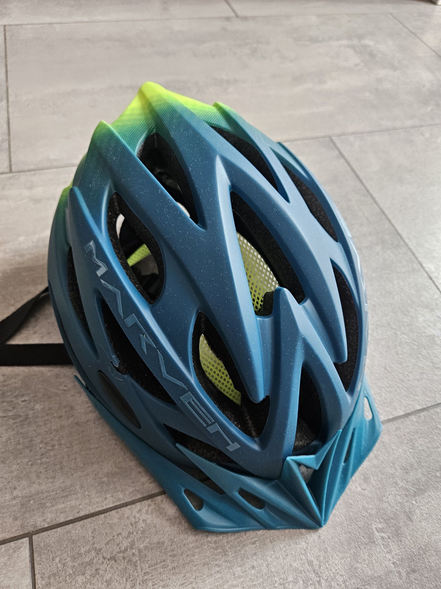 Kask rowerowy M . Delikatnie uszkodzony