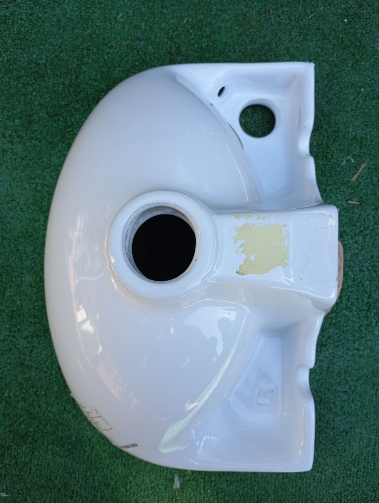 Mała biała umywalka ścienna ceramiczna 34 x 24cm z otworem na baterię