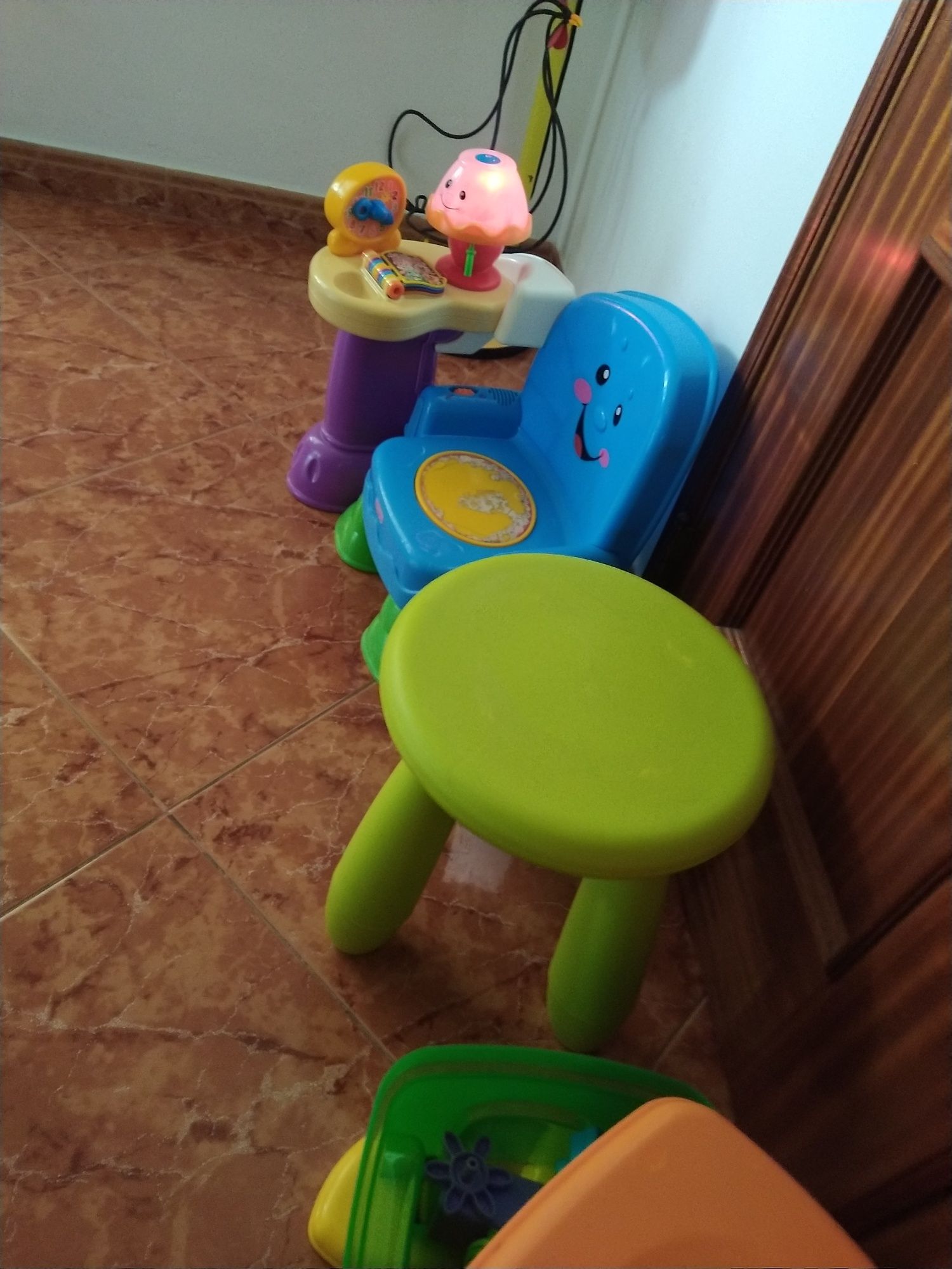 Brinquedos para bebé cadeira musical e bancos casa quarto cozinha.