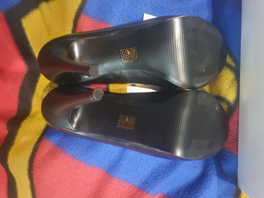 Szpilki czarne Guess 37