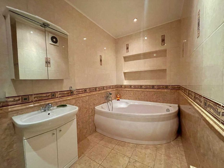 Продаж 2поверхового будинку з гаражем і ділянкою 11соток.