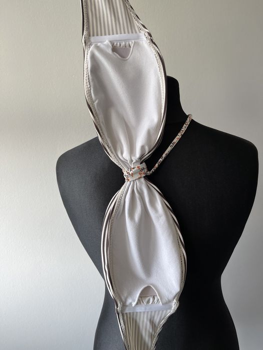 Góra stroju kąpielowego, brak zapięcia