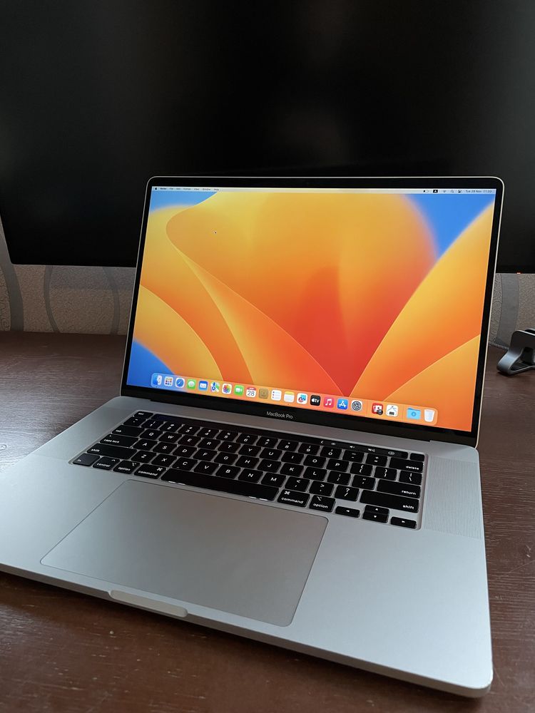 MacBook Pro 16" 2019 i7 16gb RAM 512gb SSD Silver