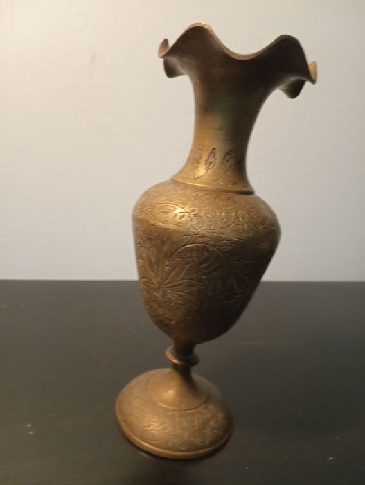 Antigo vaso vintage feito à mão em latão ou bronze  com Borda ondulada