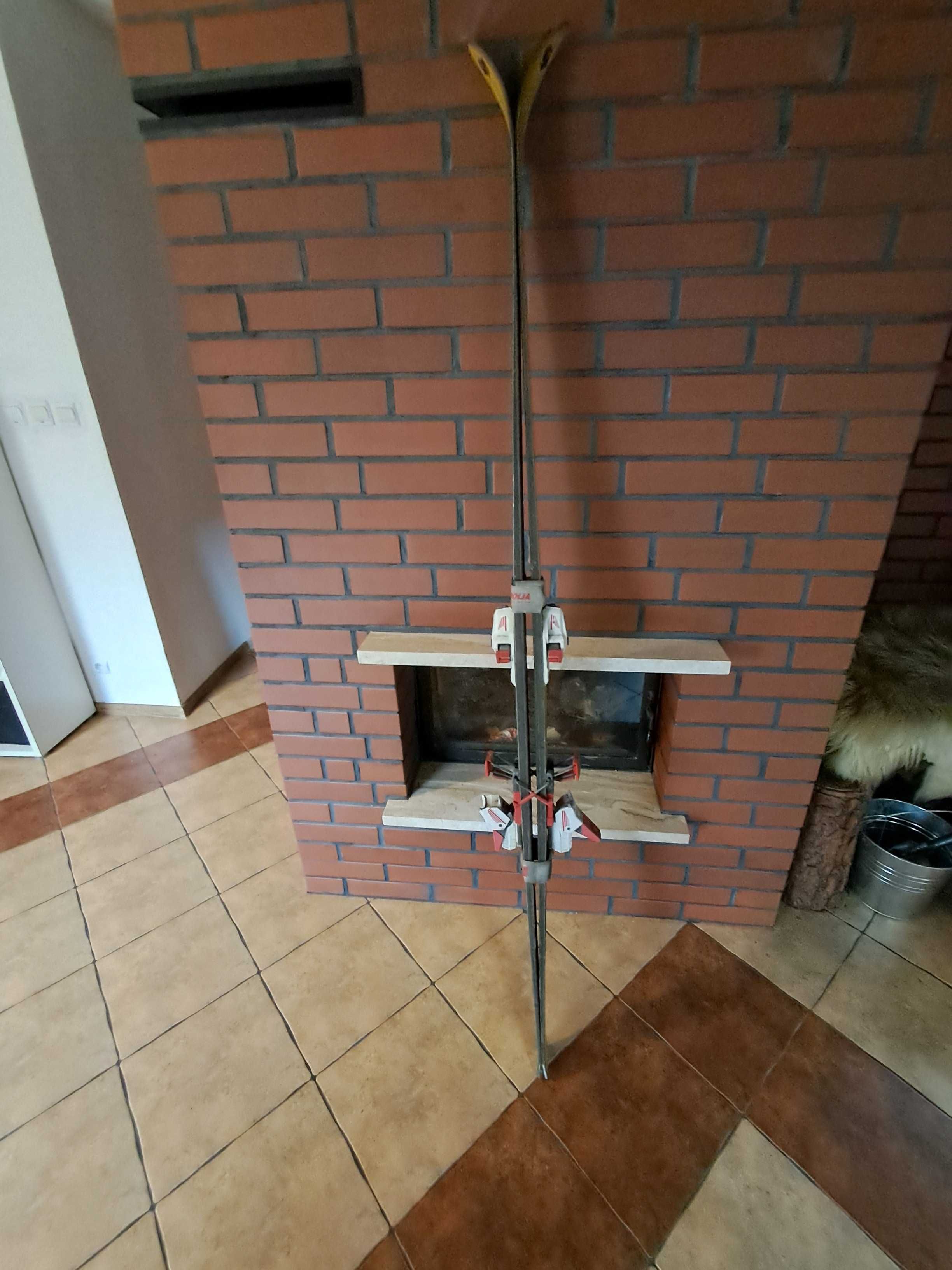 stare narty POLSPORT z wiązaniami
