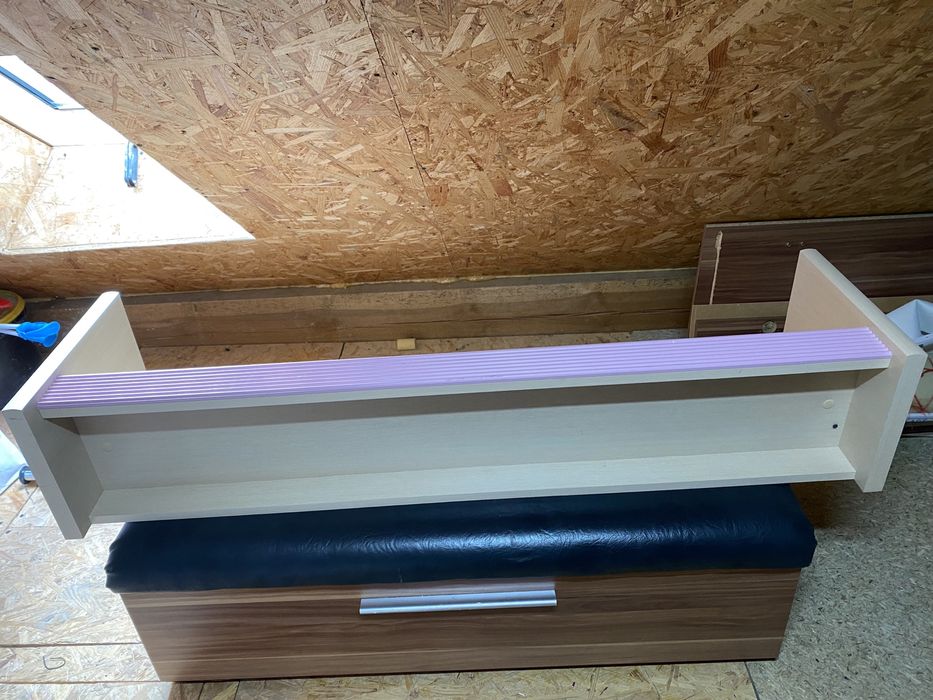 Półka wisząca na książki